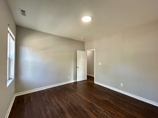Building Photo - **SPECIAL** $250 OFF 2ND MONTH'S RENT** 3 Bedroom 2 Bath Duplex in the Heart of Indianapolis