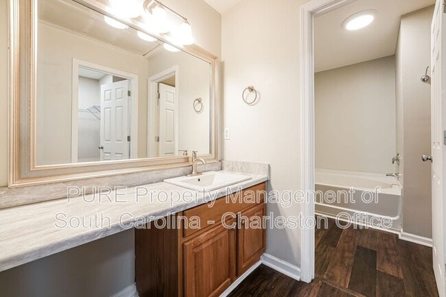 Building Photo - 7840 Park Gate Dr