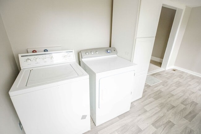 Building Photo - Cute three bedroom home in East Toledo!