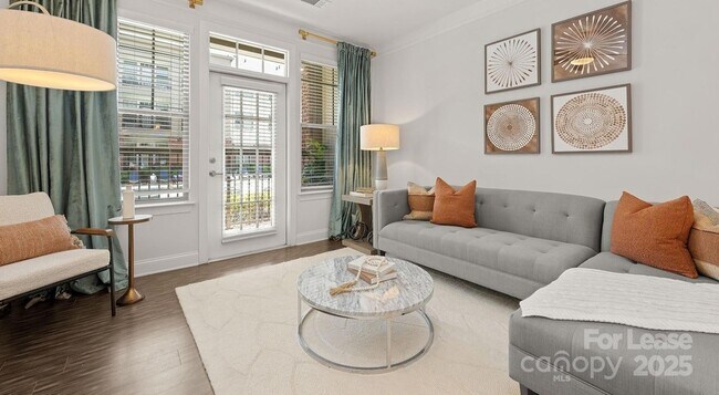 Building Photo - 10624 Parrish St