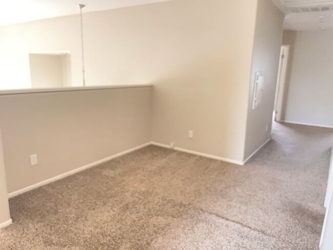 Building Photo - Holiday Move In Special!!