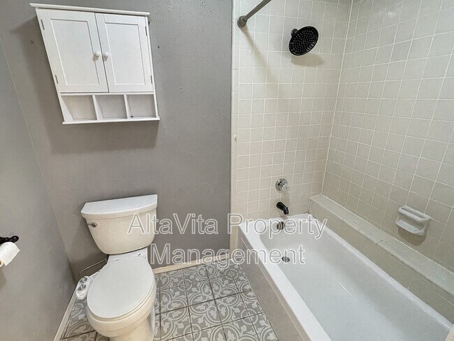 Building Photo - 4213 Avon Ct