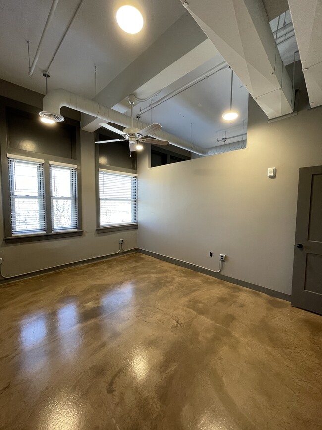 Building Photo - 1009 Highland Ave
