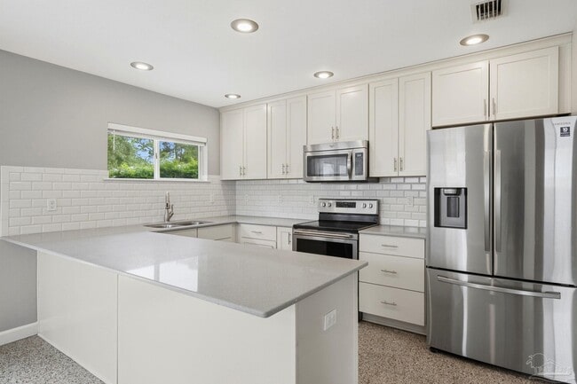 Building Photo - 302 Loruna Dr