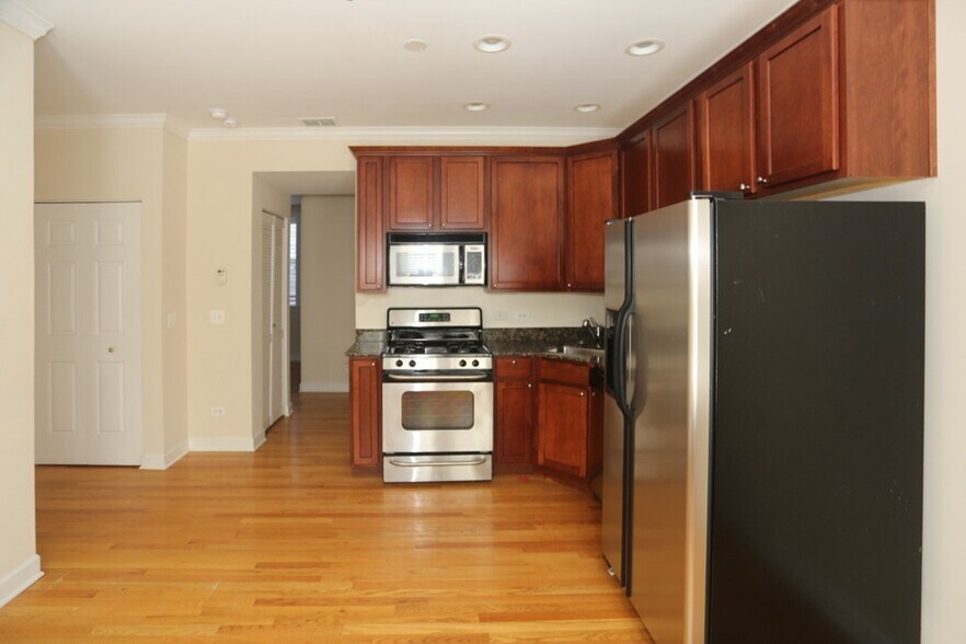 Building Photo - 3257 N Clifton Ave