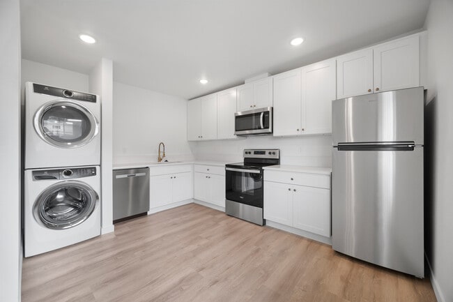 Building Photo - Eastport Manor Apartments