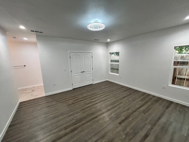 Building Photo - 3 Bedroom 2 Bath Home Modesto Ca