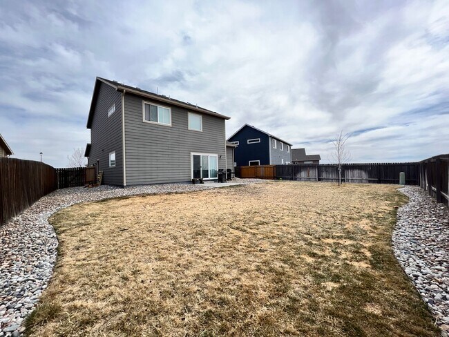 Building Photo - Gorgeous 3 bed/2.5 bath home with 3-CAR TA...