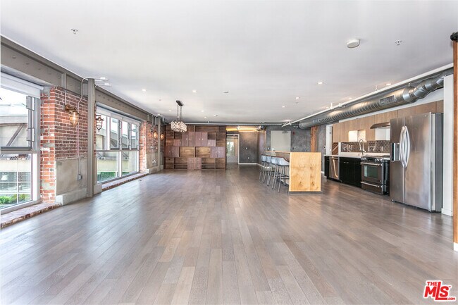 Building Photo - 527 Molino St