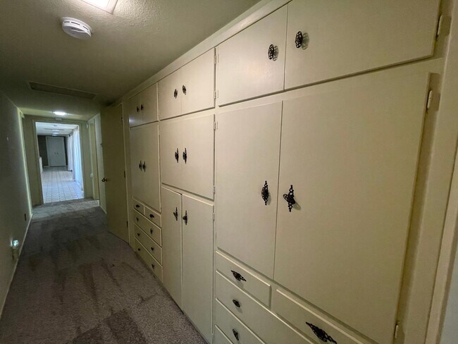 Building Photo - Custom home located next to Oakdale Country Club!