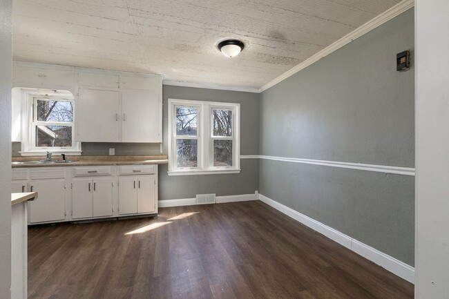 Building Photo - REMODELED 4 Bedroom | 1 Bathroom | 1400 sq...