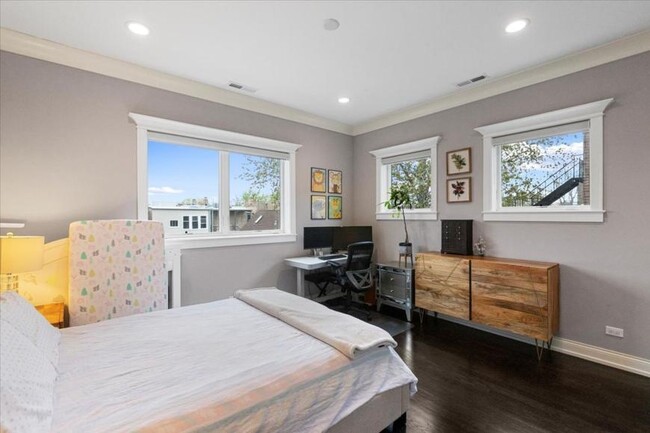 Building Photo - 2 bedroom in Chicago IL 60657