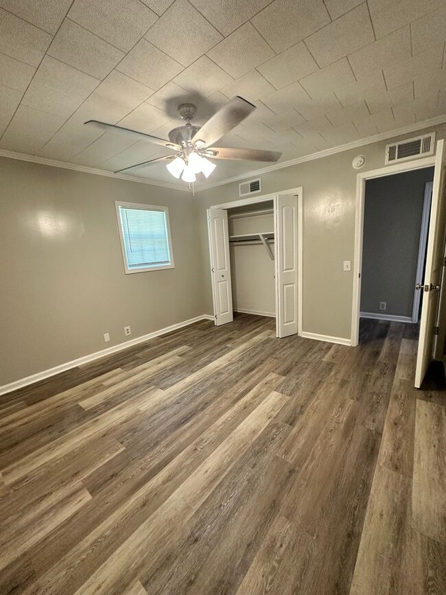 Building Photo - 3 Bed 2 Bath Brick Home with Additional Living Space - Newly Renovated
