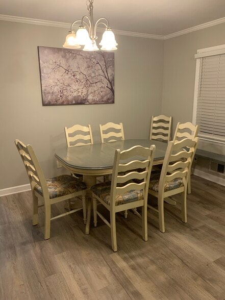 Dining area w/ample seating - 702 N Lee St