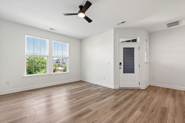 Building Photo - Beautiful Modern 3BR Townhome in the Heart of Wendell!