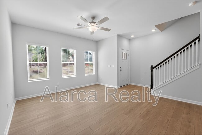 Building Photo - 2962 Sloan Dr