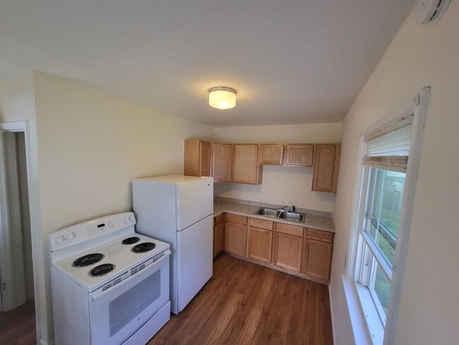 Building Photo - Cute 2 Bedroom on Beloit's East Side!