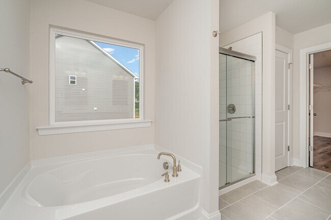 Building Photo - Beautiful 4BR 2.5BA Home w/ Full Appliance Kitchen • Garage Parking •