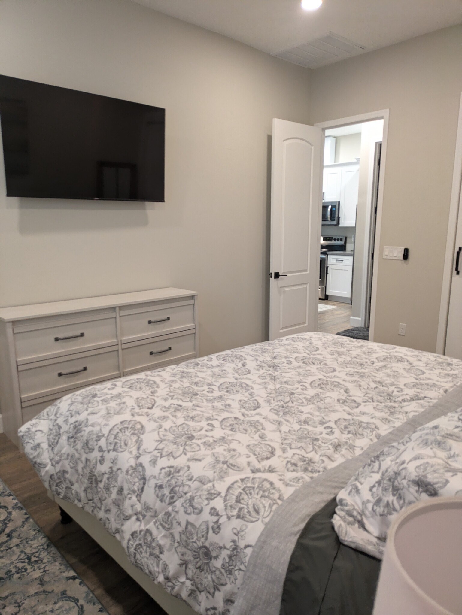 Apartment king bed edhroom - 8879 E Friess Dr