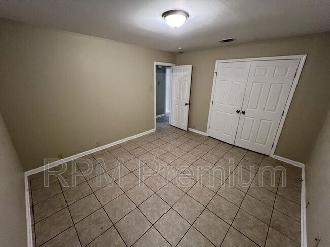 Building Photo - 3280 Crestaire Dr