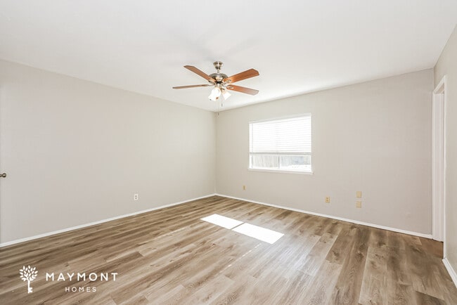 Building Photo - 7024 Greenview Cir S