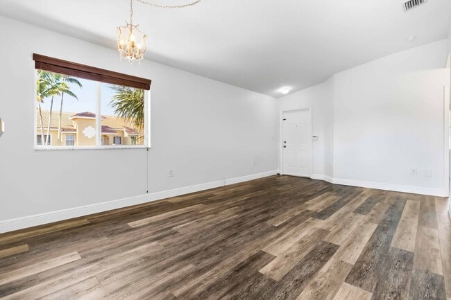 Building Photo - Beautiful Condo