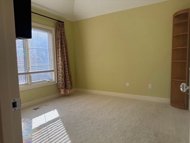 Building Photo - Exceptional 3 bed, 3 bath in Houghton Kirk...