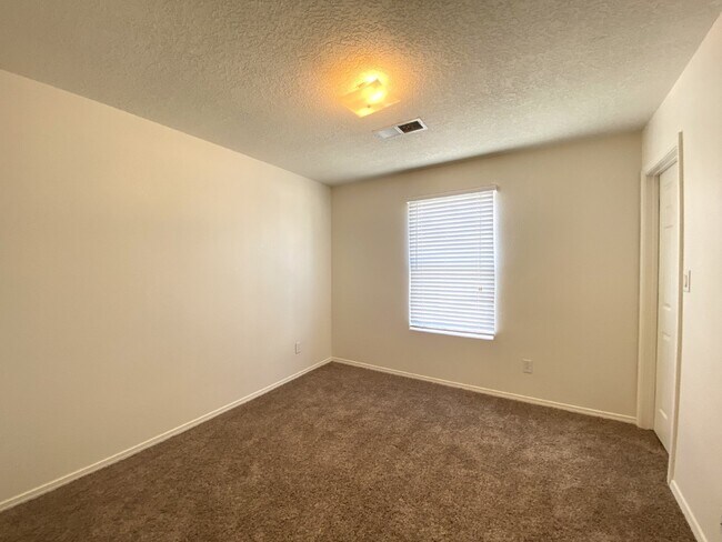 Building Photo - Spacious 3BR/2Bath/2Living - 1 Car Garage