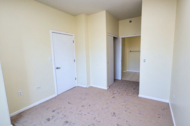 Building Photo - 1 E 8th St