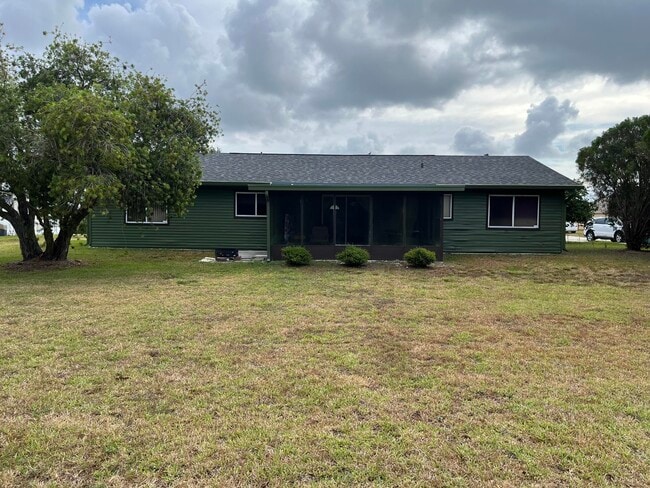 Building Photo - 1422 SE Arenson Ln