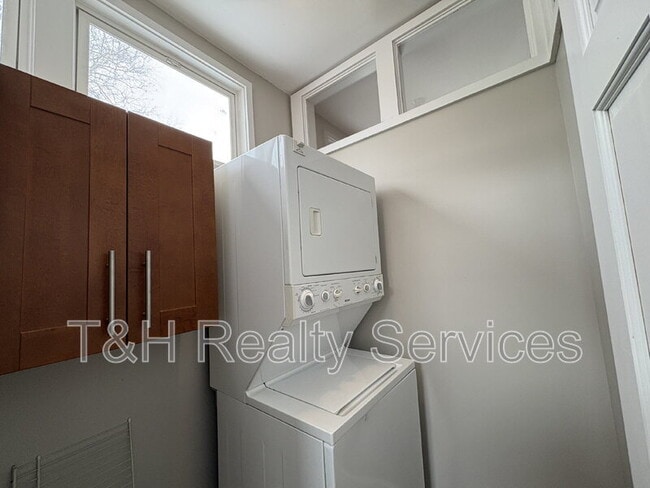 Building Photo - 1820 E 12th St