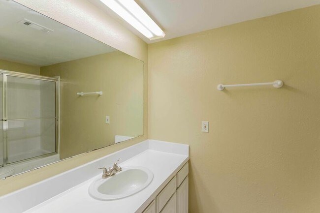 Building Photo - 817 W Rochelle Rd