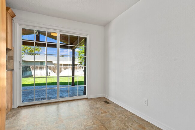 Building Photo - 1107 Beechwood Dr