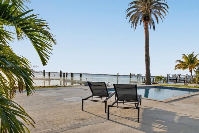 Building Photo - 1101 S Shore Dr