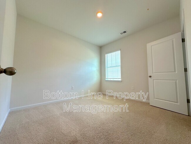 Building Photo - 211 Dogwood Crk Dr