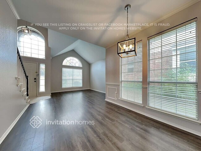 Building Photo - 1755 Cresthill Dr