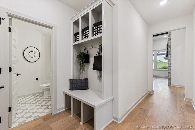 Building Photo - 5 Bed | 5 Bath House