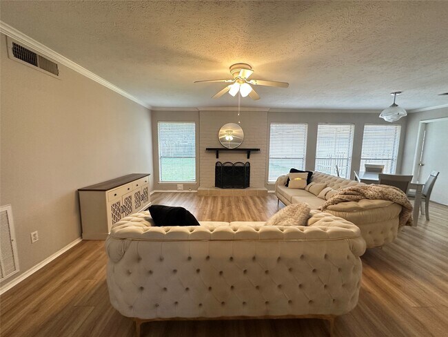 Building Photo - 2910 Colonial Dr