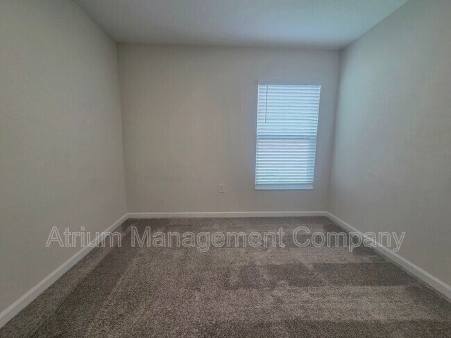 Building Photo - 327 Macarthur St