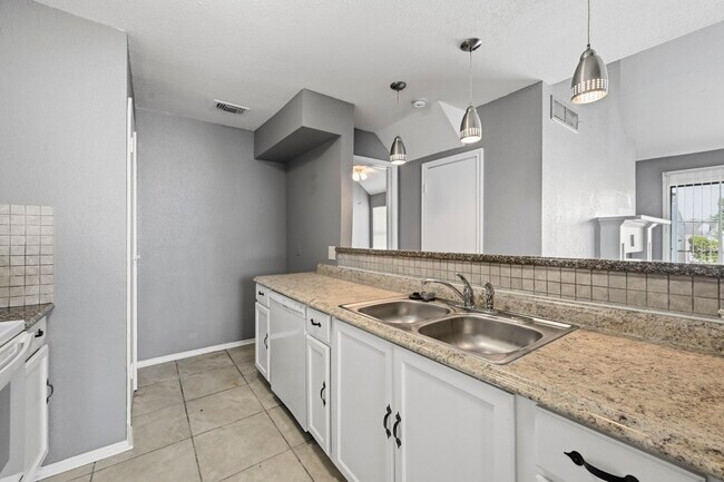 Building Photo - 14550 Fonmeadow Dr
