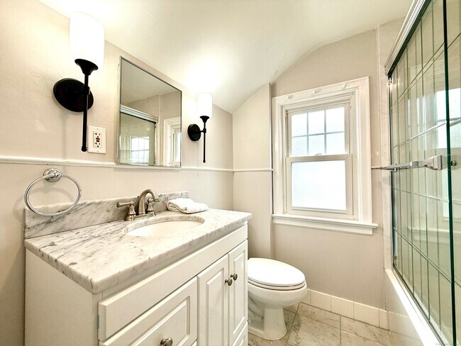 Building Photo - 467 Wilson St