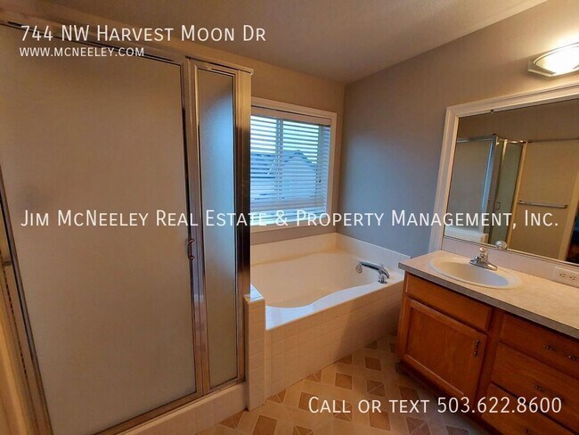 Building Photo - 744 NW Harvest Moon Dr