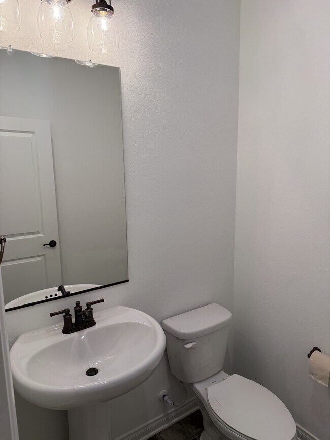 Building Photo - 4470 Hickory Ct
