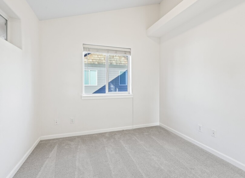 Building Photo - 1253 SW 162nd Ave