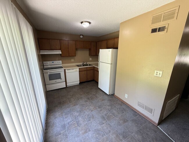 Building Photo - 2BR/1BA | Newly Renovated Unit | 1-Car Covered Parking | In Blue Springs!