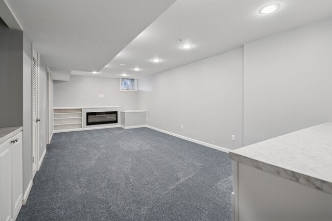 Building Photo - Spacious 3 Bedroom, 2.5 Bath Townhouse in ...