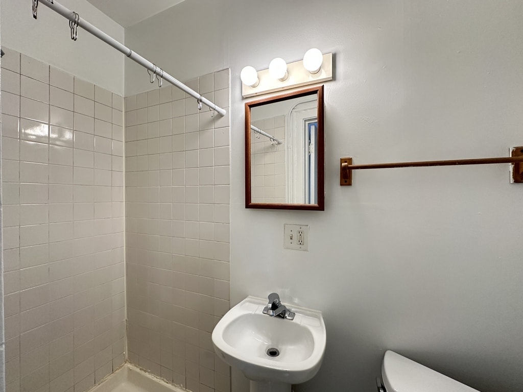 Building Photo - 513 W Wellington Ave