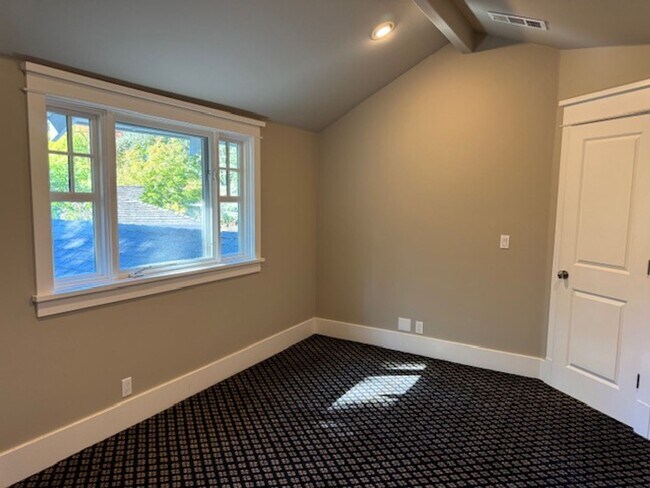 Building Photo - Gorgeous 5 bedroom, 4.5 bath, Westside Dan...