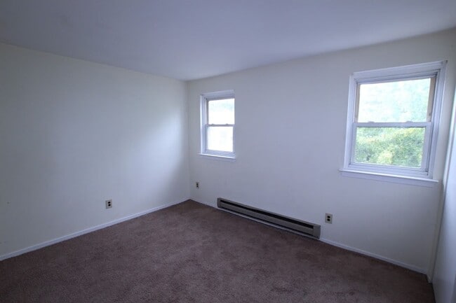 Building Photo - Spacious & Well-Maintained Home