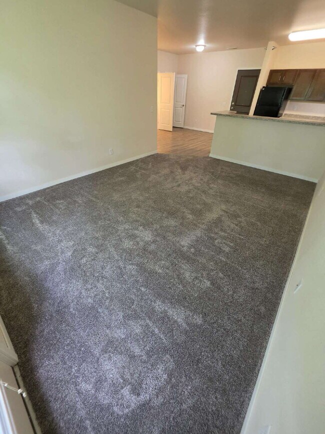 Building Photo - 2 Bedroom | 1 Bathroom 2nd Floor Apartment Available RIGHT NOW!